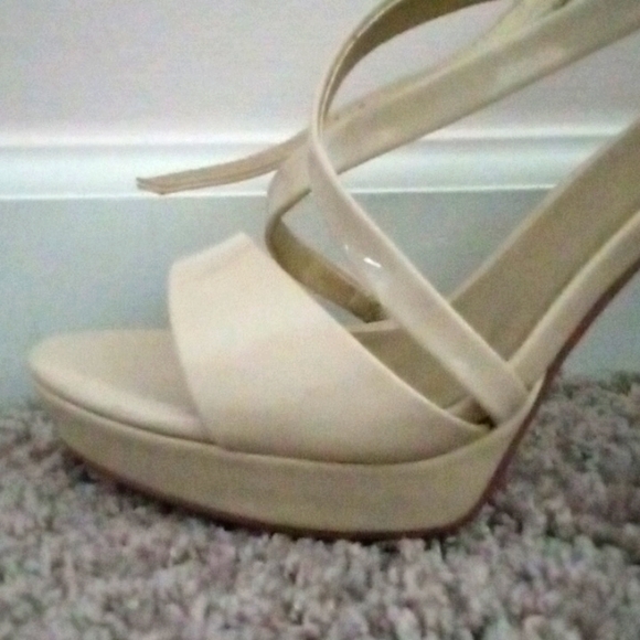 I'm selling a Guess size 8.5 cream colored platform heels.👠 - Picture 2 of 7